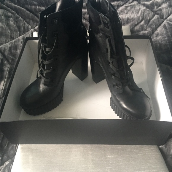 Kendall and Kylie booties - Picture 3 of 7